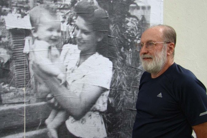 Marco Antônio em 2010, ao lado de uma foto dele quando bebê, no colo de sua mãe                       
    