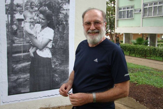Marco Antônio em 2010, ao lado de uma foto dele quando bebê, no colo de sua mãe                    
    