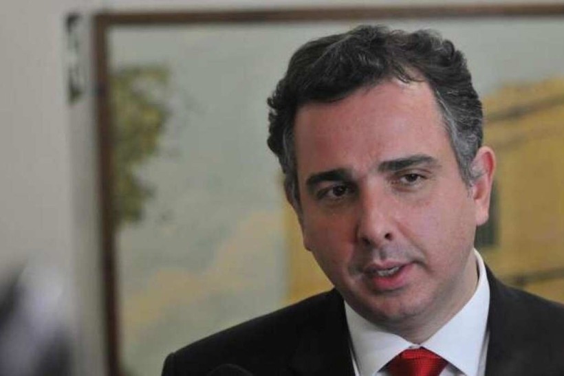 Pacheco pede 'humildade' a Bolsonaro e defende vacinação de crianças