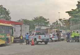 Rio monta bloqueios para evitar entrada de ônibus fretados na cidade