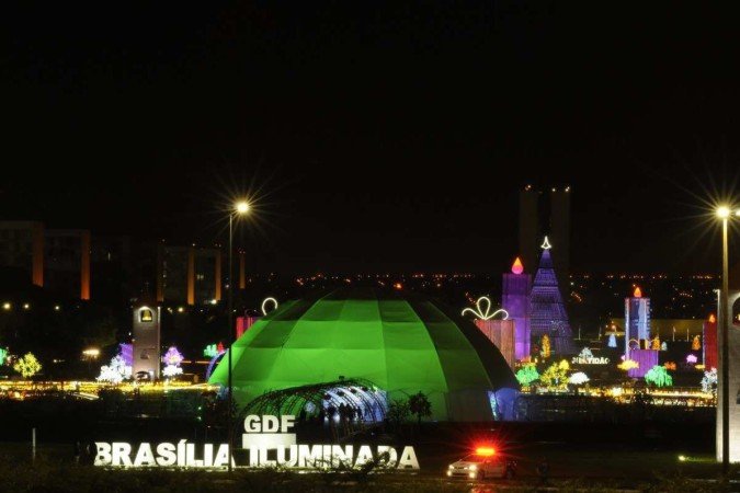  A instalação com luzes e reprodução de temas de Natal contou com investimento de R$ 14 milhões e está dividida em 11 eixos 