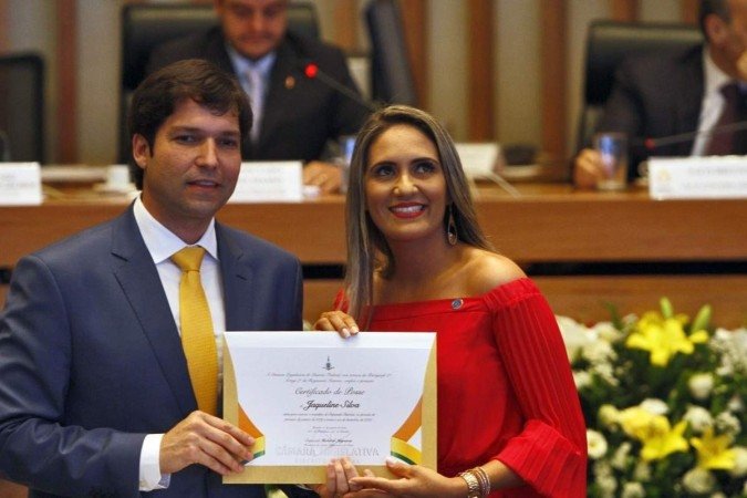  01/01/2019. Cr..dito: Ana Rayssa/Esp.CB/DA.Press. Brasil. Bras..lia - DF. Cidades. CB na Posse. Os 24 deputados distritais eleitos para representar o Distrito Federal at.. 2022 tomaram posse, em uma cerim..nia na C..mara Legislativa (CLDF). O distrital Rob..rio Negreiros (PSD) presidiu os trabalhos e deu posse aos colegas. Na foto, a deputada Jaqueline Silva. 
    