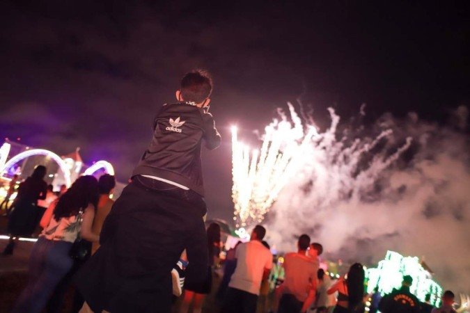 Queima de fogos surpreende brasilienses na Esplanada dos Ministérios 