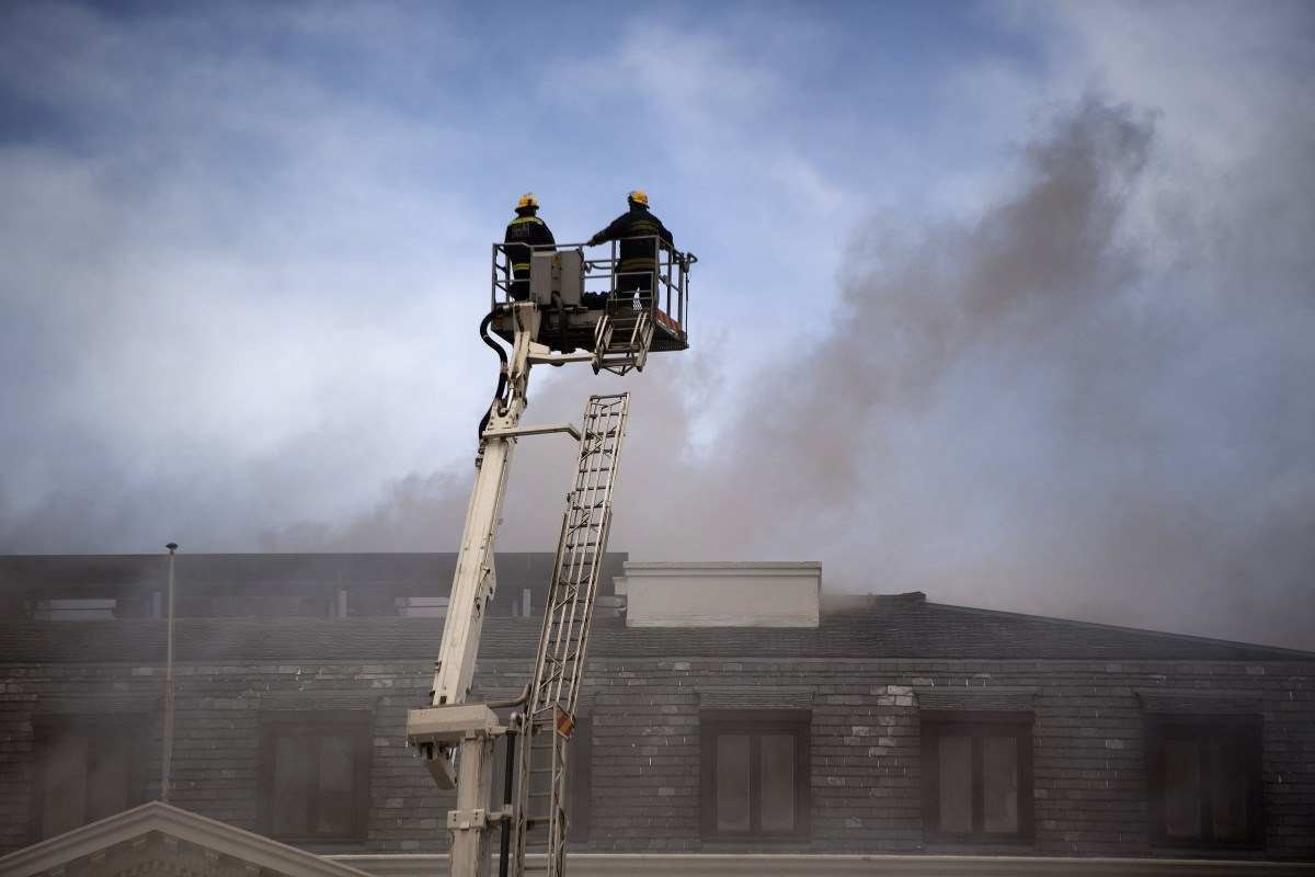 Incêndio atinge prédio histórico do Parlamento sul-africano