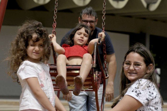  02/01/2022 Crédito: Carlos Vieira/CB/D.A Press. Brasil. Brasilia - DF.
Cidades - Pessoas que saem de casa mesmo com o mau tempo.
Parque Ana Lídia - Marcio Ribeiro com as filhas Lis, Tais e Ana.
