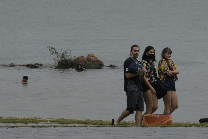  02/01/2022 Crédito: Carlos Vieira/CB/D.A Press. Brasil. Brasilia - DF. Cidades - Pessoas que saem de casa mesmo com o mau tempo.
Ponte JK 