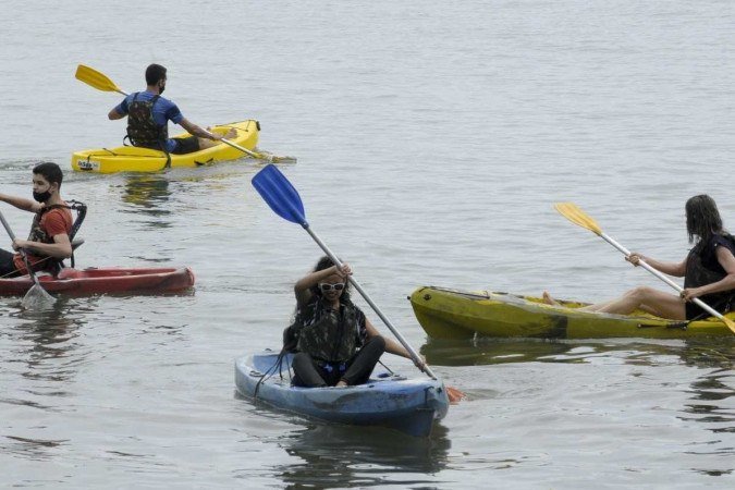  02/01/2022 Crédito: Carlos Vieira/CB/D.A Press. Brasil. Brasilia - DF.
Cidades - Pessoas que saem de casa mesmo com o mau tempo.
Ponte JK 
