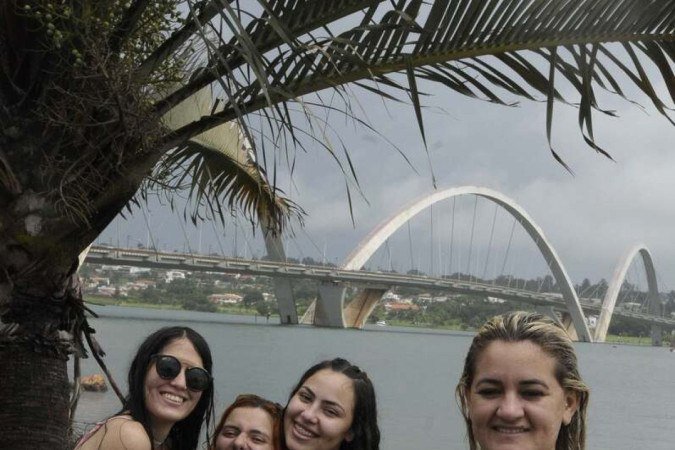  02/01/2022 Crédito: Carlos Vieira/CB/D.A Press. Brasil. Brasilia - DF.
Cidades - Pessoas que saem de casa mesmo com o mau tempo.
Ponte JK - Josiane Nogueira e sobrinhos.
