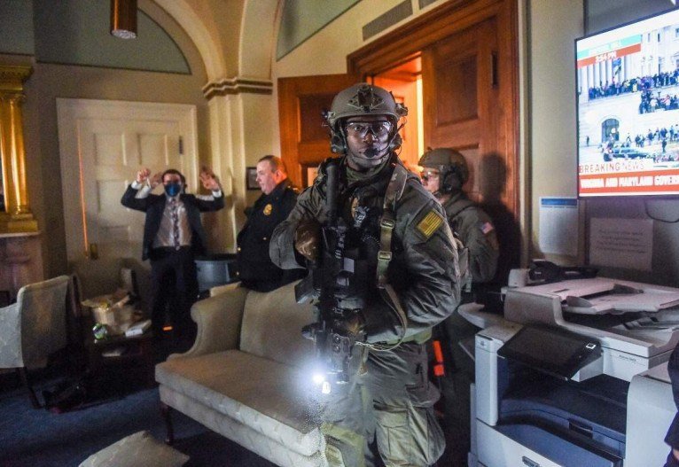 Empregados do Congresso reagem à varredura da Swat em gabinete