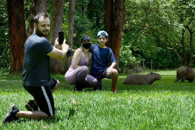  Rodrigo da Costa Barbosa e a família fazem questão de visitar os animais 