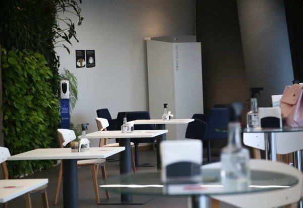 Refeitório do Licks Attorneys com filtro de ar que parece geladeira 