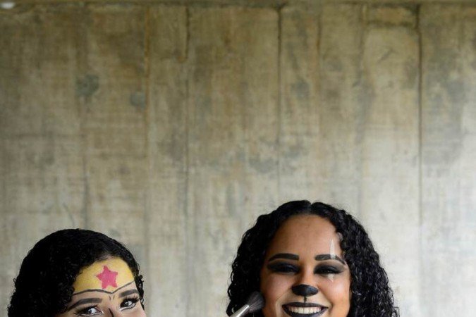  04/01/2022 Cr&eacute;dito: Marcelo Ferreira/CB/D.A Press. Brasil. Brasilia - DF - Revista -  Maquagens. A maquiadora Izabela Almeida Sousa (cabelo curto) com a modelo Isabele Nascimento Tolentino.

Izabela Souza (cabelo curto) maquia a modelo Isabele Nascimento Tolentino: paix&atilde;o iniciada no teatro