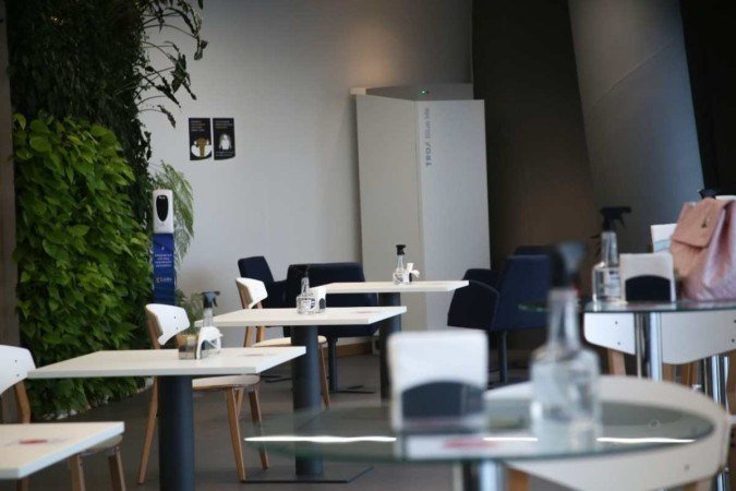 Refeitório do Licks Attorneys com filtro de ar que parece geladeira
