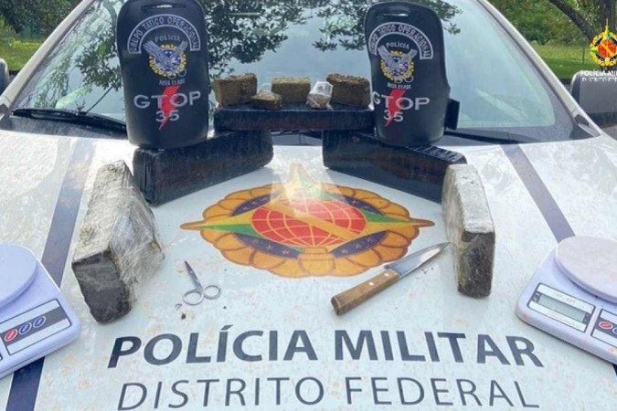 A polícia apreendeu 4,5kg de maconha e balanças de precisão na casa - (crédito: PMDF/Divulgação) A polícia apreendeu 4,5kg de maconha e balanças de precisão na casa - (crédito: PMDF/Divulgação)