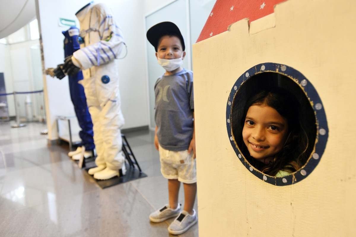  05/01/2022 Crédito: Minervino Júnior/CB/D.A Press. Brasil.  Brasilia - DF. Visita aio Planetário nas Férias. Priscila Santos e os filhos Bianca e Willian.