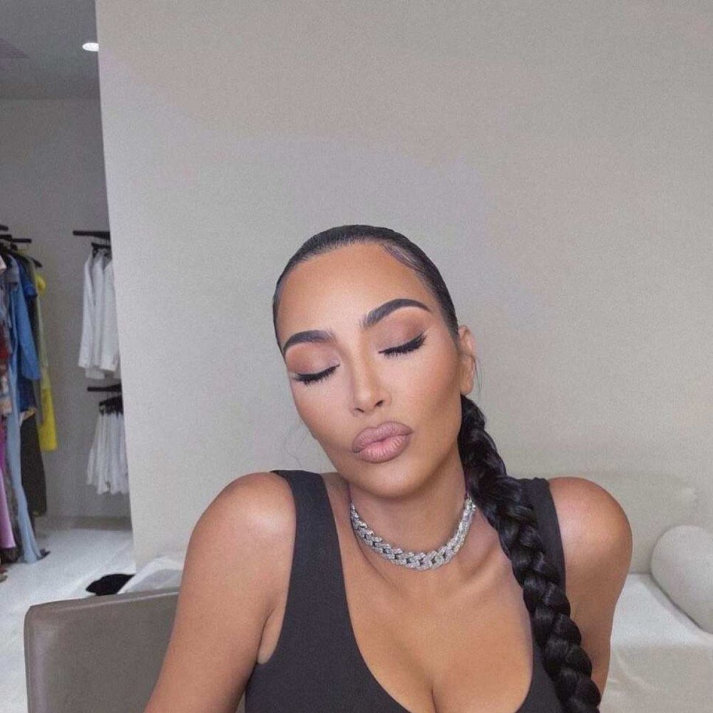 Contorno bem marcado e bocão: marca registrada de Kylie Jenner e Kim Kardashian