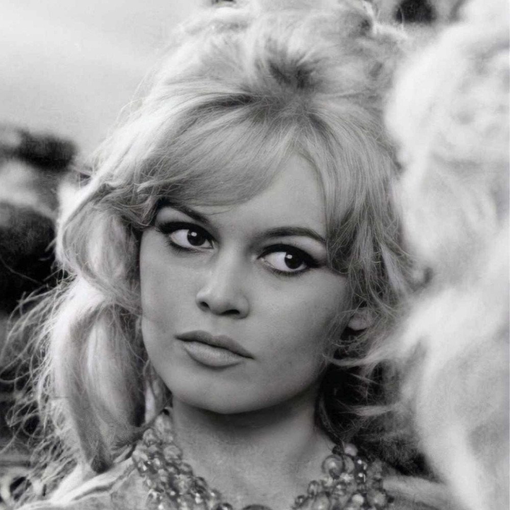 O delineador gatinho icônico de Brigitte Bardot