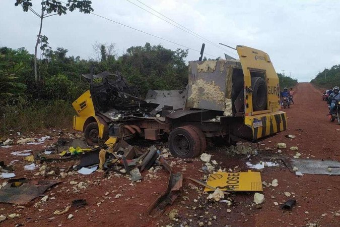 Carro forte fica destruído, mas cofre permanece intacto após tentativa de assalto -  (crédito: @fabriciobraganca/Facebook/Reprodução)