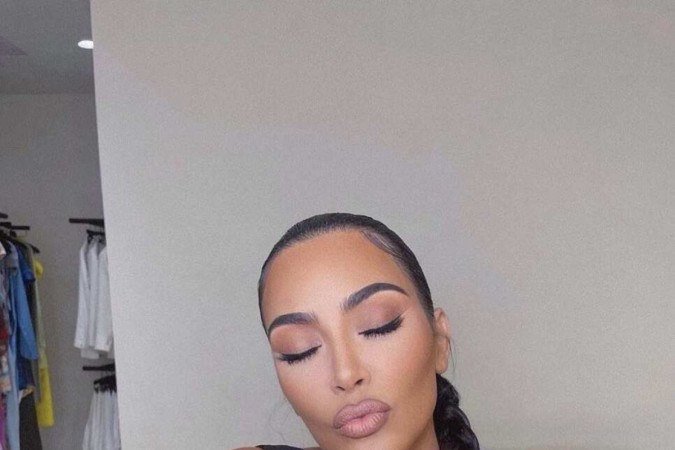 Contorno bem marcado e bocão: marca registrada de Kylie Jenner e Kim Kardashian