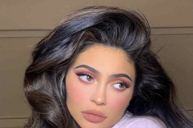 Contorno bem marcado e bocão: marca registrada de Kylie Jenner e Kim Kardashian