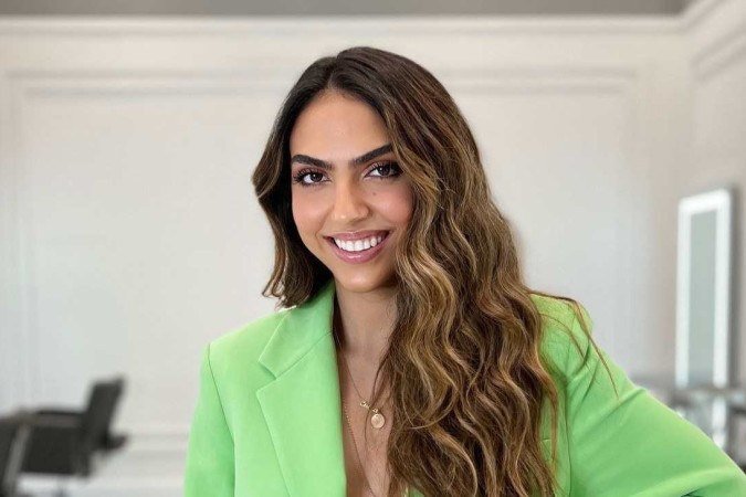  2022. Revista. Para Luiza Amaro, a automaquiagem transforma a rotina
      