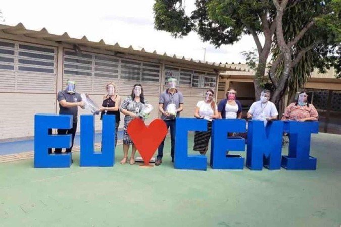 Funcion&aacute;rios e professores do Cemi Gama produziram m&aacute;scaras para doar ao Hospital Regional do Gama