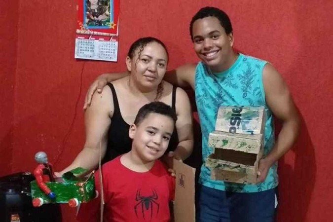 Aldenice com os filhos Maikom e Gustavo: preocupa&ccedil;&atilde;o com o aprendizado