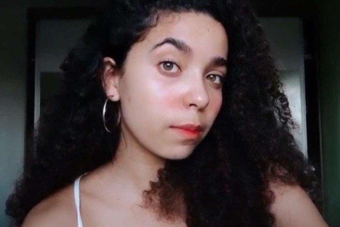 Maria Eduarda, aluna do Cemi do Gama, busca materiais on-line para preencher o tempo livre