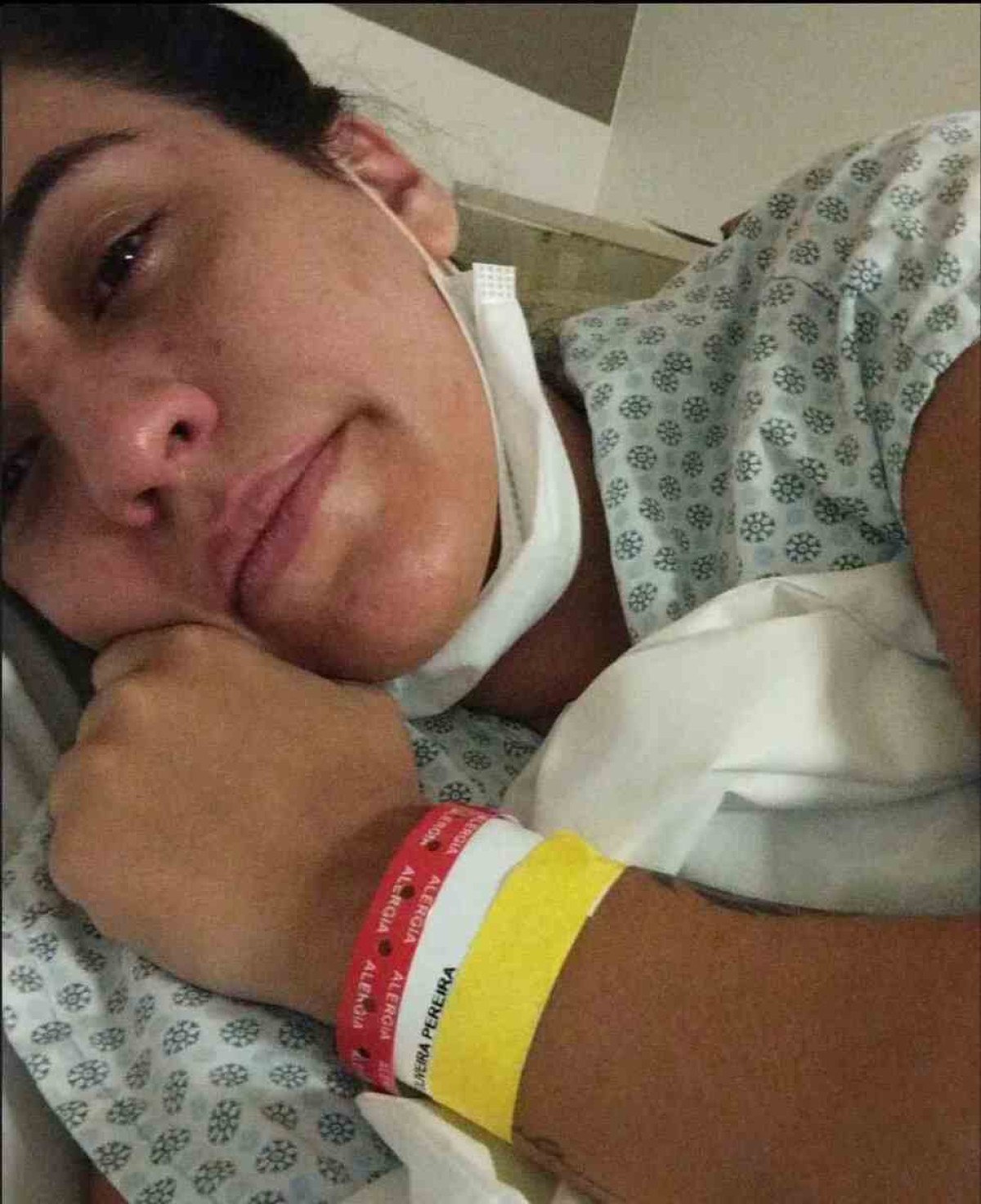 Gabriela de Oliveira no hospital, quando descobriu que tinha sofrido um aborto espontâneo. A foto foi publicada nas redes sociais, onde contou a experiência