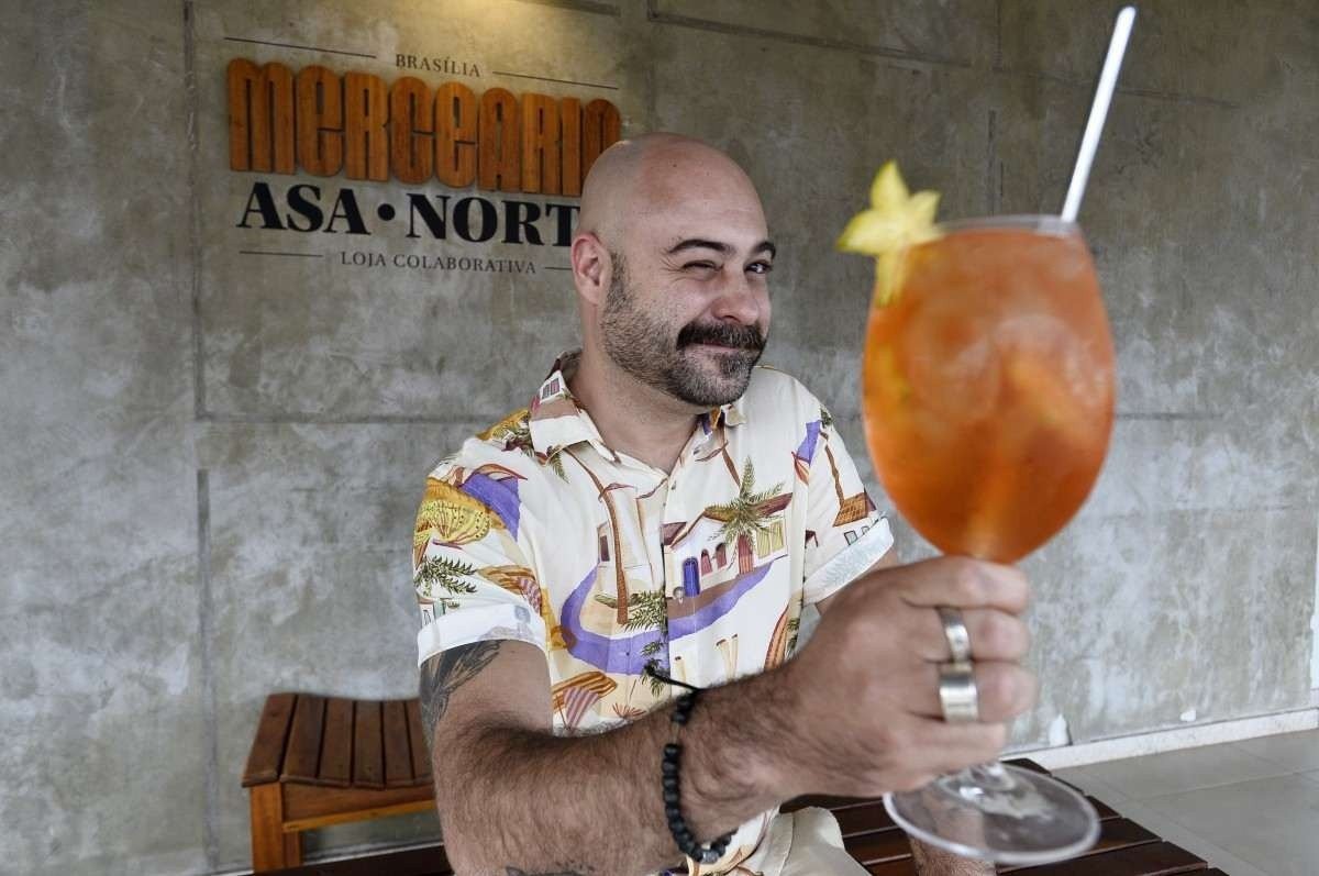  07/01/2022 Crédito: Minervino Júnior/CB/D.A Press. Revista.  Brasilia - DF. Revista. Drinks que são tendências de verão com frescor e frutas. Drink da Mercearia Colaborativa com Bernado Mota.