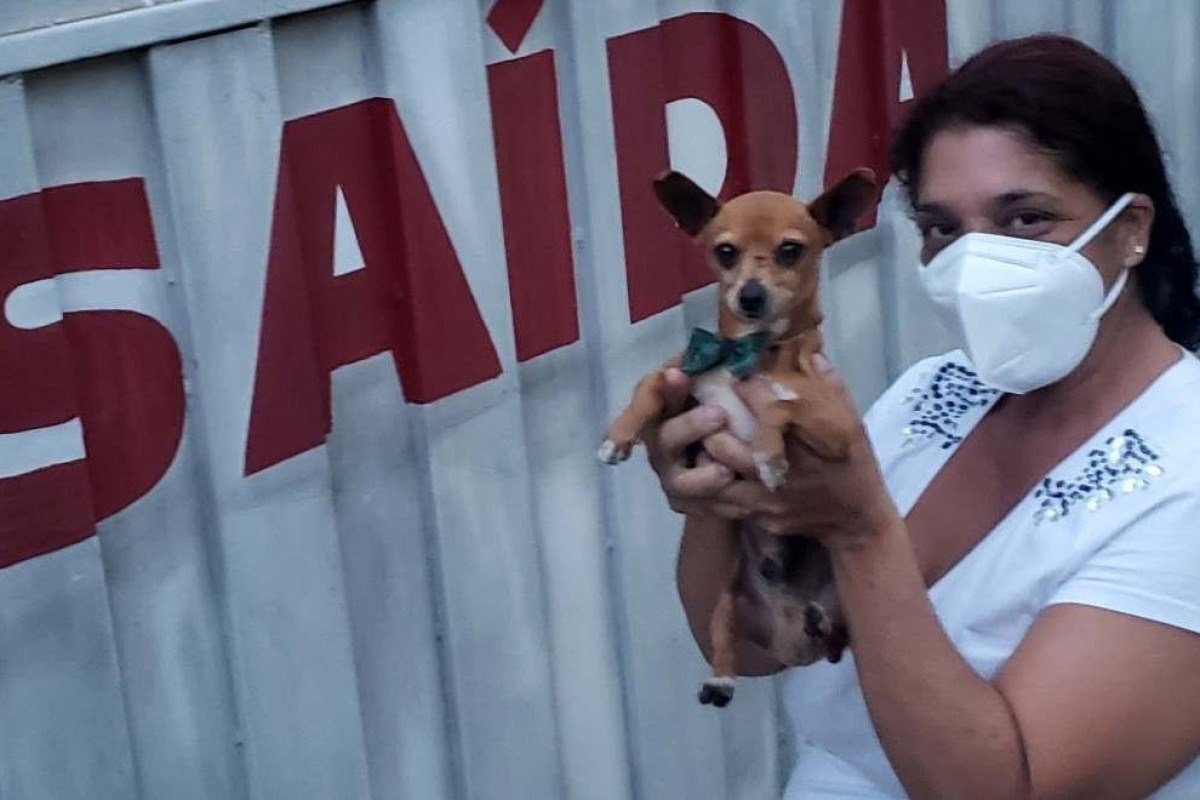  07/01/2021 Cr&eacute;dito: Carlos Vieira/CB. Hotel Star. Na Foto Adriana Alves com o cachorro, Theo.