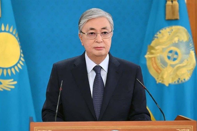 O presidente Kassym-Jomart Tokayev discursa em rede nacional: tentativa de demonstrar controle da situação 