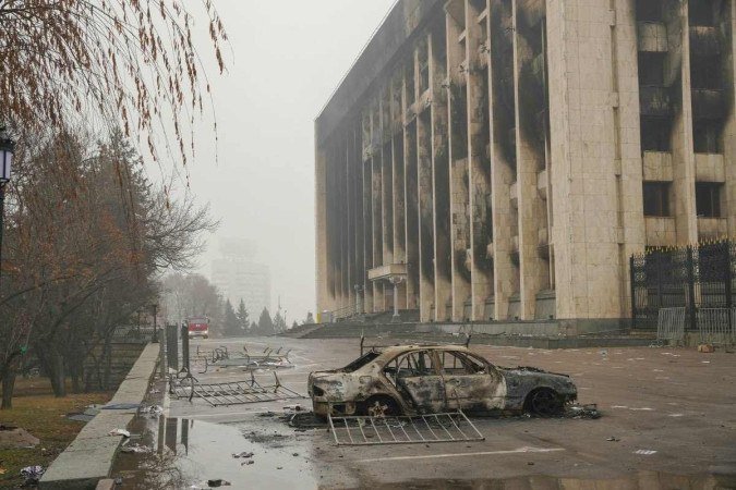 Veículo incendiado em frente a prédio administrativo no centro de Almaty: desordem generalizada e choques com a polícia 
