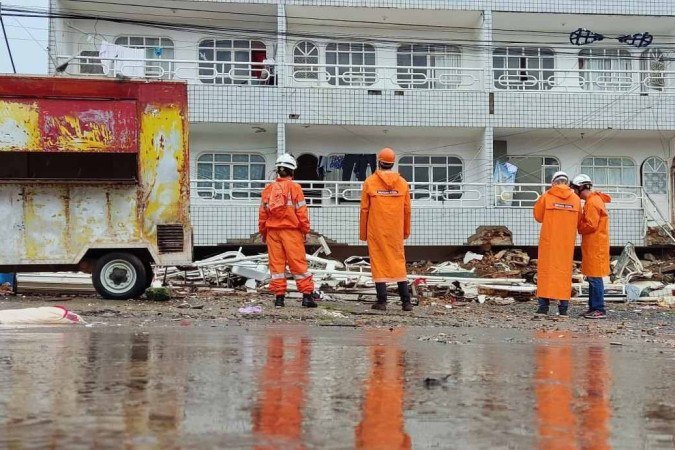 Equipes de técnicos da Defesa Civil, UnB e do CBMDF avaliam entrada no prédio para retirarem pertences - (crédito: Ed Alves/CB) Equipes de técnicos da Defesa Civil, UnB e do CBMDF avaliam entrada no prédio para retirarem pertences - (crédito: Ed Alves/CB)