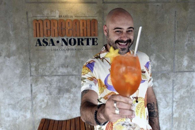  07/01/2022 CrÃ©dito: Minervino JÃºnior/CB/D.A Press. Revista.  Brasilia - DF. Revista. Drinks que sÃ£o tendÃªncias de verÃ£o com frescor e frutas. Drink da Mercearia Colaborativa com Bernado Mota.