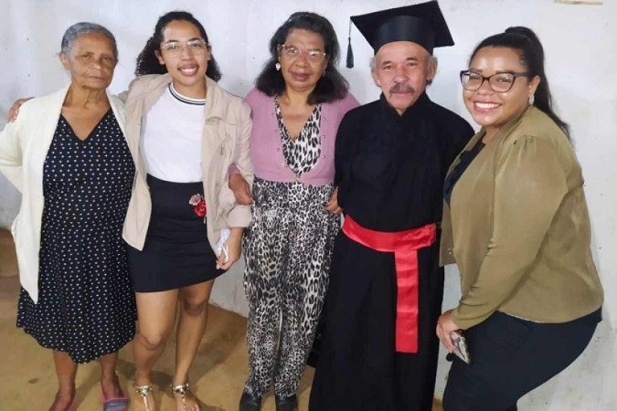 Festa de formatura: Reginaldo com a esposa Maria Francisca, a sogra Raimunda Fonseca e as filhas Neyrilene (E) e Tafnys