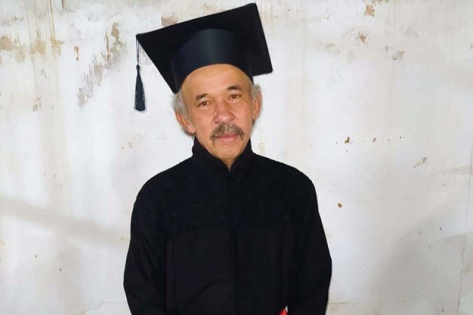 "Eu sempre priorizei as meninas, sempre dei um jeito para elas estudarem. Quando elas se formaram, tava faltando s&oacute; o meu canudo", Reginaldo Lopes