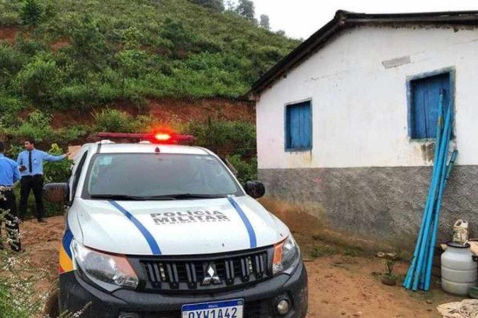 Agentes funerários e a Polícia Militar, nesta sexta-feira (07/01), na casa onde aconteceu o duplo homicídio - (crédito: Divulgação Polícia Militar) Agentes funerários e a Polícia Militar, nesta sexta-feira (07/01), na casa onde aconteceu o duplo homicídio - (crédito: Divulgação Polícia Militar)