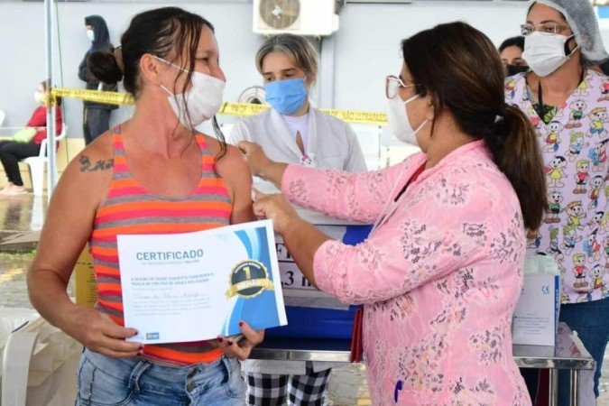 Com a dose de reforço da Pfizer no braço, a dona do lar confessa que ainda se sente insegura com a pandemia, principalmente pela variante ômicron - (crédito: Ed Alves/CB) Com a dose de reforço da Pfizer no braço, a dona do lar confessa que ainda se sente insegura com a pandemia, principalmente pela variante ômicron - (crédito: Ed Alves/CB)