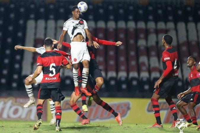 Andrey Santos em ação pelo Vasco no clássico contra o Flamengo
