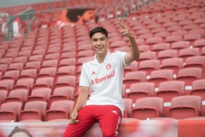 Filho do ídolo colorado Fernandão, Enzo espera seguir os passos artilheiros do pai no Inter