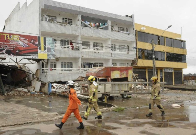 Moradores na incerteza sobre retorno ao prédio vizinho ao que desabou