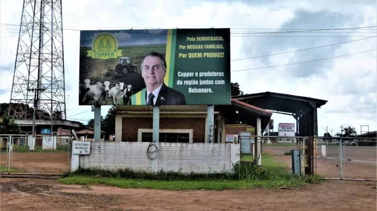 TSE acata recurso do PT e multa cooperativa por outdoor com imagem de Bolsonaro