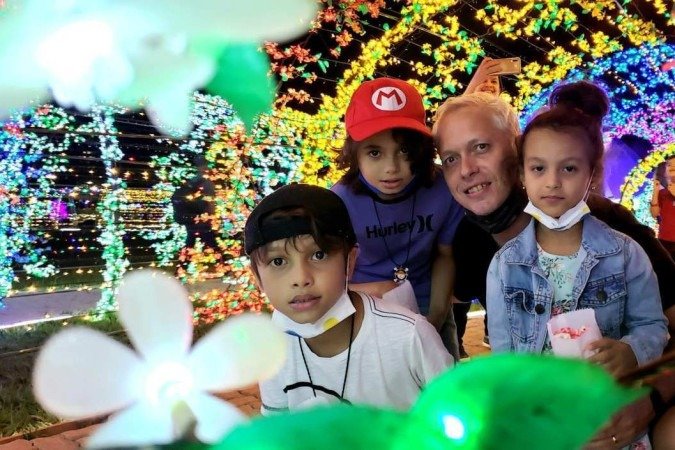 Daniel Araújo levou a meninada para conferir a atração. É o segundo ano que ele visita o espaço preparado para o fim de ano
