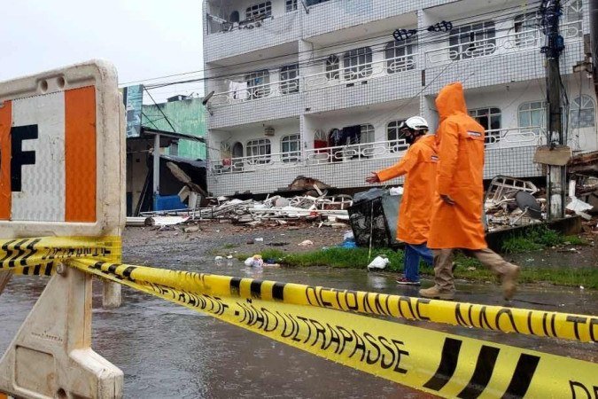 Empresas de topografia avaliam o local. O resto da estrutura pode desabar a qualquer momento