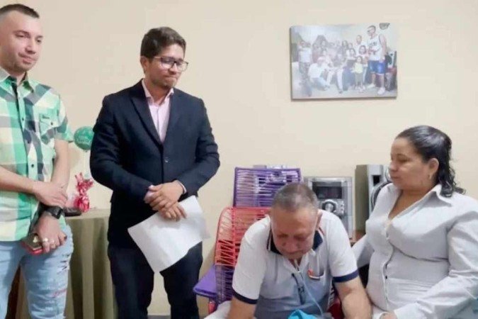 Victor, com a mulher, Diana Nieto, o filho Arley (E) e o advogado Luis Giraldo Montenegro, antes de partir para a clínica: agradecimentos 