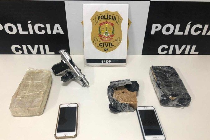 A polícia apreendeu 3kg de crack e uma pistola calibre .38 - (crédito: PCDF/Divulgação) A polícia apreendeu 3kg de crack e uma pistola calibre .38 - (crédito: PCDF/Divulgação)
