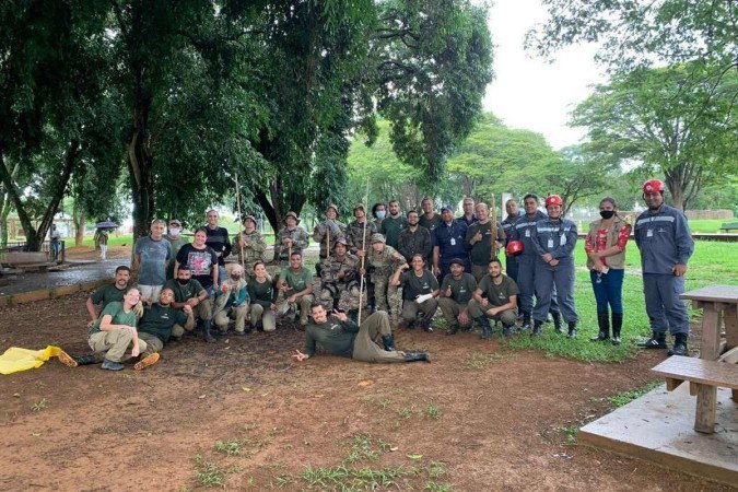 Equipe celebra a captura da onça-parda. Animal está bem