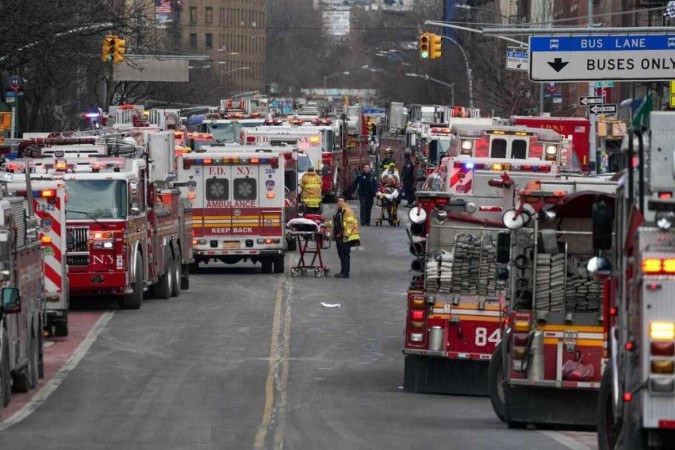 Mais de 200 bombeiros atuaram para combater as chamas e regatar as vítimas de um incêndio em um prédio residencial no Bronx, em Nova York -  (crédito: David Dee Delgado for The New York Times)