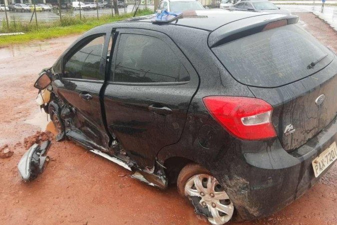 Carro ficou com a frente totalmente destruída após colisão - (crédito: PMDF/Divulgação) Carro ficou com a frente totalmente destruída após colisão - (crédito: PMDF/Divulgação)